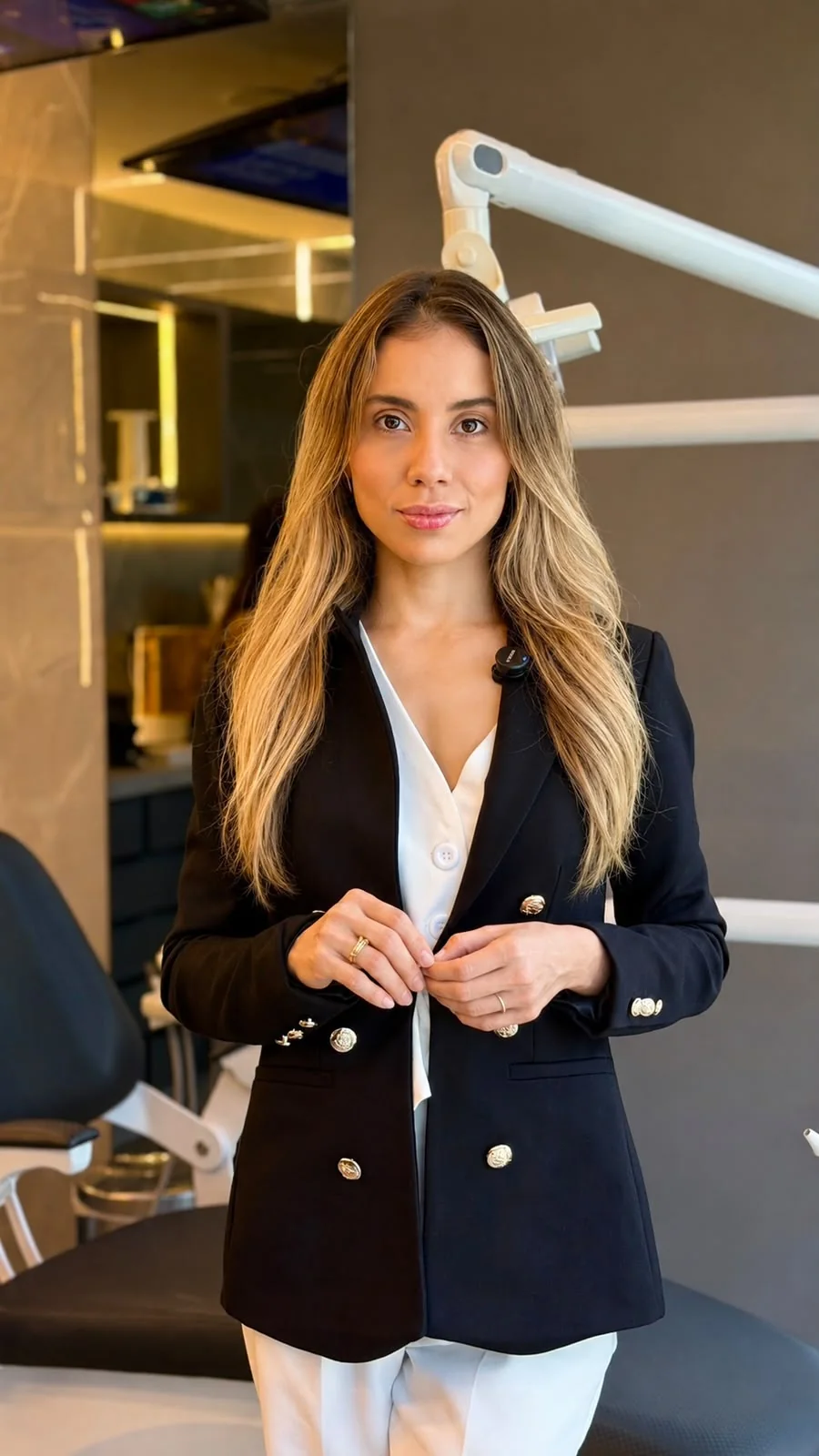 Dra. Alinne Carvalho em seu consultório